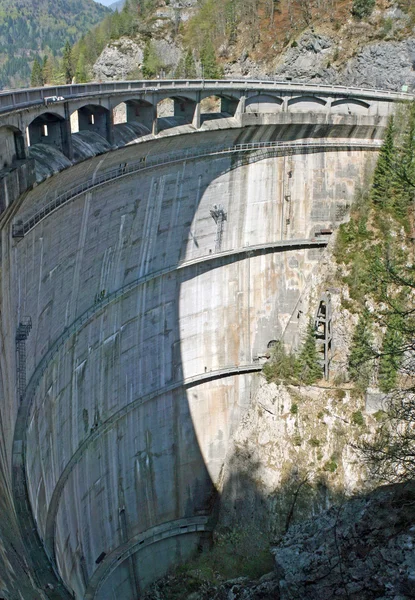 汚染のないクリーンな電力の生産のためのダム — ストック写真