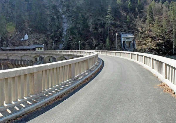 Estrada acima da barragem que produz electricidade — Fotografia de Stock