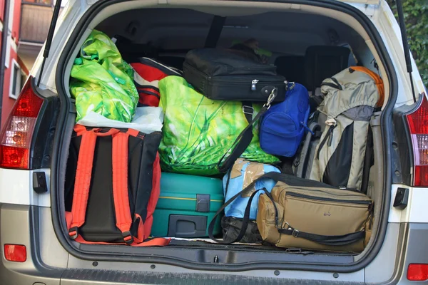 Muy coche con el maletero lleno de equipaje listo para la salida de la familia h —  Fotos de Stock