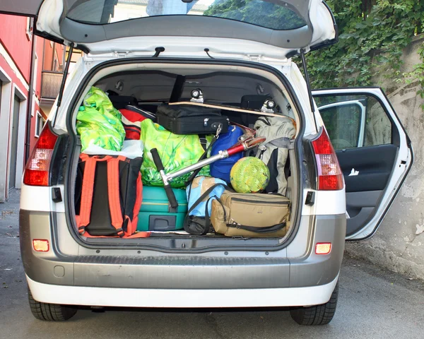 Сама машина с багажником, полным багажника, готова к отъезду семьи. — стоковое фото