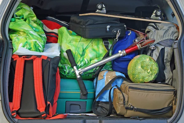Nagyon autó a láda tele poggyász családi h indulásra készen — Stock Fotó