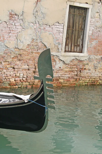 Вершина гондоли в каналі у венеціанській воді — стокове фото