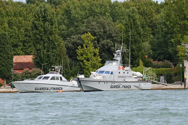 Navios da polícia financeira na lagoa de Veneza, na Itália — Fotografia de Stock