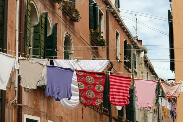 Одяг гуляти сушитися із каналом у Венеції — стокове фото