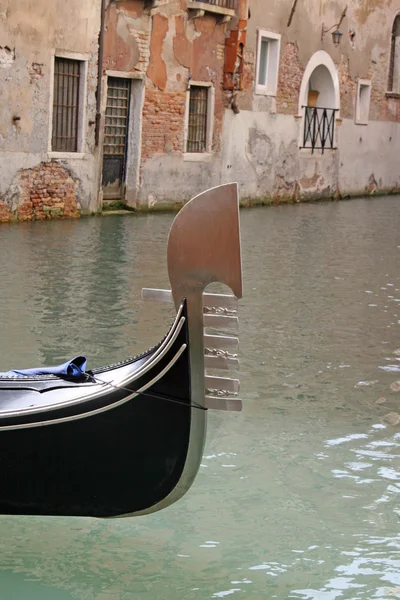 Cima della gondola in un canale d'acqua a Venezia — Foto Stock