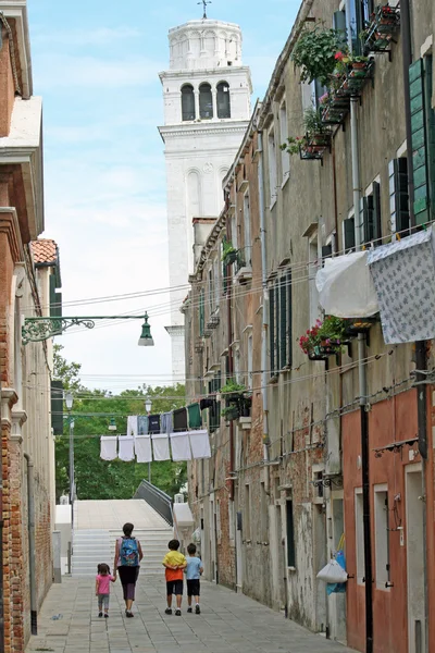 ヴェネツィアの通りで乾燥するために出かける服 — ストック写真