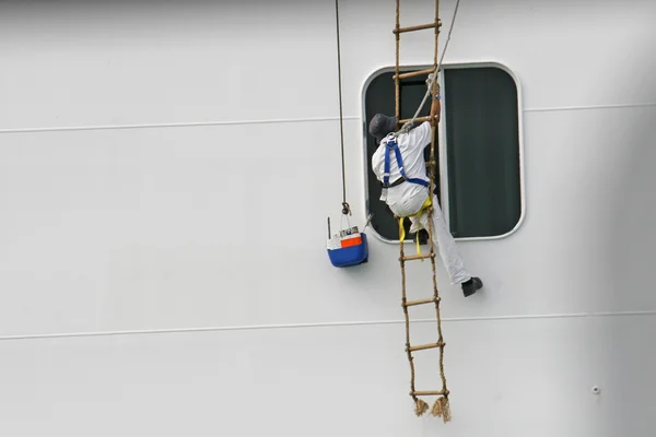 Peinture d'un bateau de croisière alors qu'il était au port — Photo