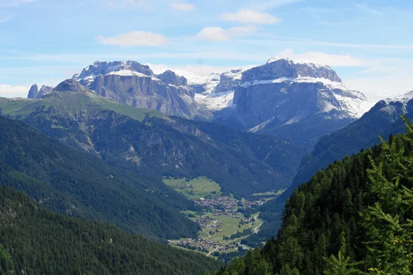 Pohled na pohoří Dolomity val di fassa v Itálii — Stock fotografie