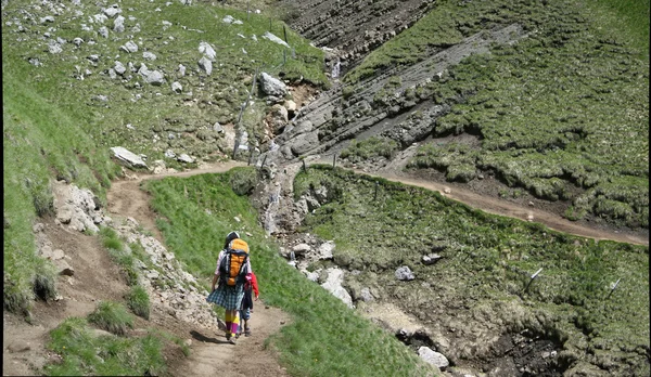 Sentiero tra le montagne della Val di Fassa nelle Alpi italiane — Foto Stock