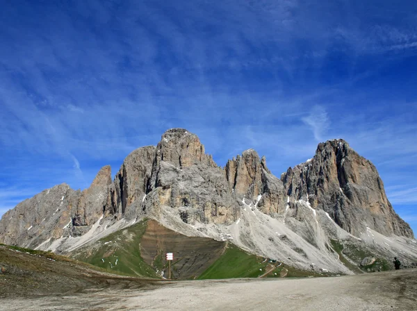 Sasso lungo horské krajiny údolí val di fassa v Dolomitech — Stock fotografie