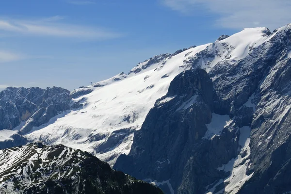 Ghiacciaio della Marmolada ricoperto di neve e ghiaccio nelle Alpi italiane — Foto Stock