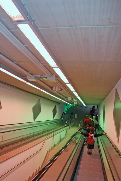 Escaleras eléctricas largas dentro de un edificio de oficinas con luces de colores —  Fotos de Stock