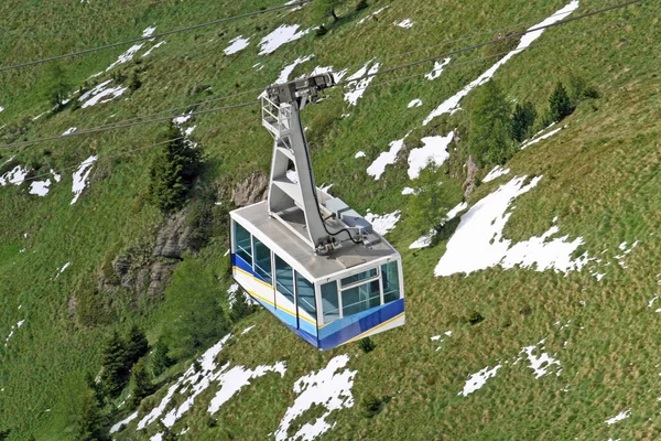 Teleferik veya füniküler demiryolu taşıma turistlere dağ tepe üzerinde — Stok fotoğraf