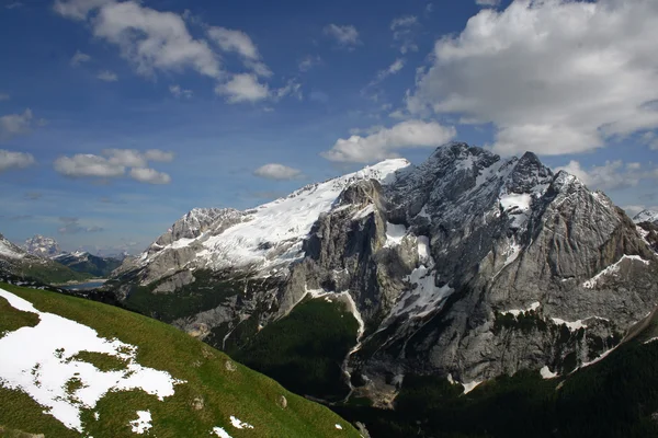 Marmolada glaciär täckta med smutsig snö i Alperna — Stockfoto