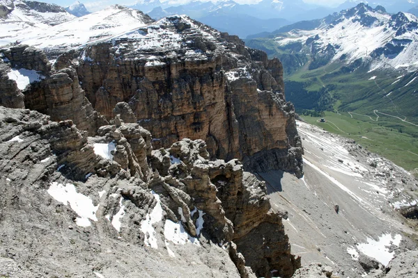 Landschap met kliffen en rock uit de berg piek pordoi — Stockfoto