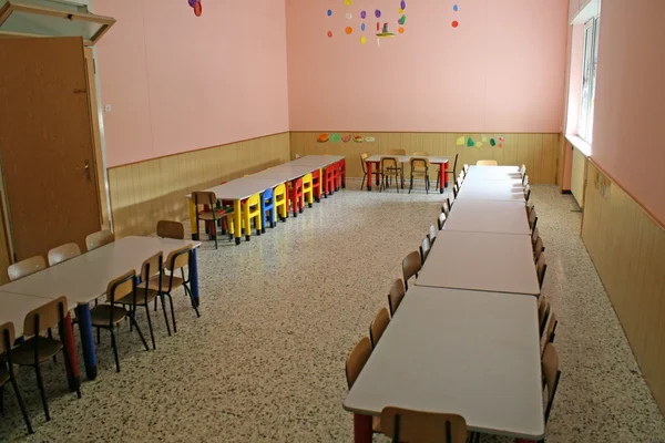 Mesas de refeitório com cadeiras e um jardim de infância — Fotografia de Stock