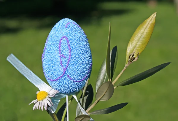 Mavi Paskalya yumurtaları ve papatya çiçekleri ve zeytin dalı — Stok fotoğraf