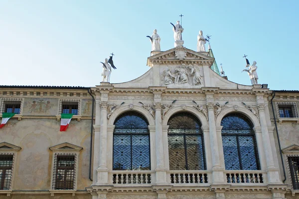 Kerk van st. vincent in de aan het piazza dei signori in vicenza — Stockfoto