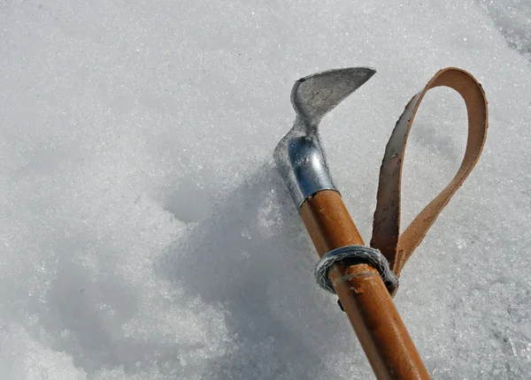 Gancho de machado firmemente fixado em uma parede de gelo em altas montanhas — Fotografia de Stock