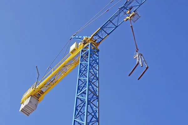 Grúa en una obra de construcción para la elevación de cargas durante la construcción —  Fotos de Stock
