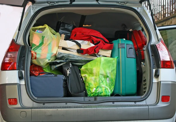 Auto kufr plný zavazadel vyrazit na zimní dovolenou — Stock fotografie