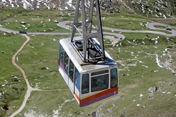 Cable car that comes on top of the mountain in Val di Fassa Pordoi Sass — Stock Photo, Image