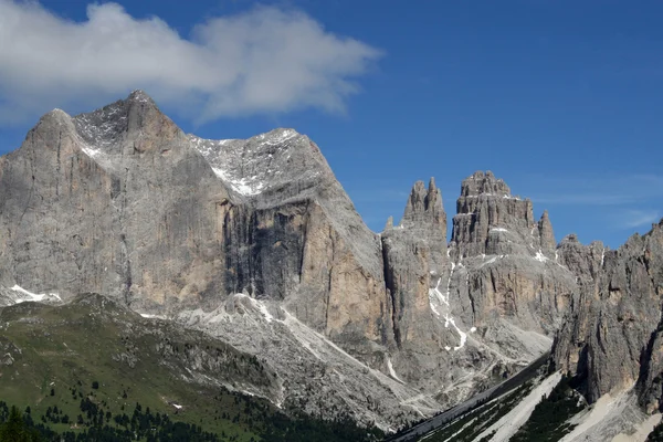 Veduta sulle montagne delle Dolomiti della Val di Fassa in Italia — Foto Stock