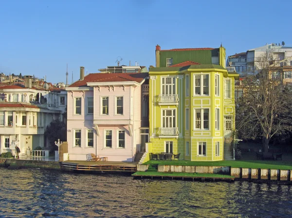 Turkish house reflects on the water of the Bosphorus — Stock Photo, Image