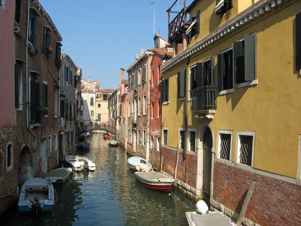 Łodzie zacumowane na kanał w burano w pobliżu Wenecja — Zdjęcie stockowe