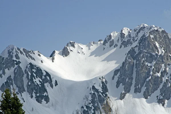 Salju menutupi gunung di Pegunungan Alpen Italia pada hari musim dingin yang hangat dengan matahari — Stok Foto