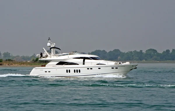 Barco de velocidad arada a través de las olas de la laguna de Venecia — Foto de Stock