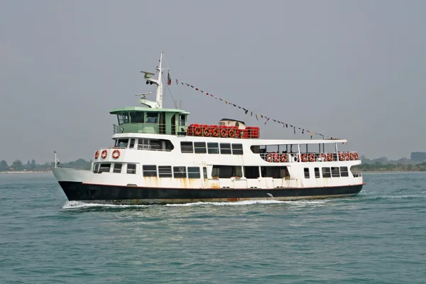 Erry lleva pasajeros y turistas a la isla desde la laguna veneciana —  Fotos de Stock