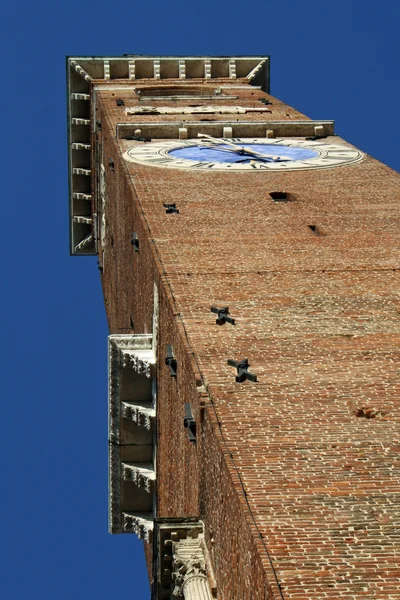 Çan kulesi, piazza dei sinyorlar vicenza anniversar İtalyan bayrağı ile — Stok fotoğraf