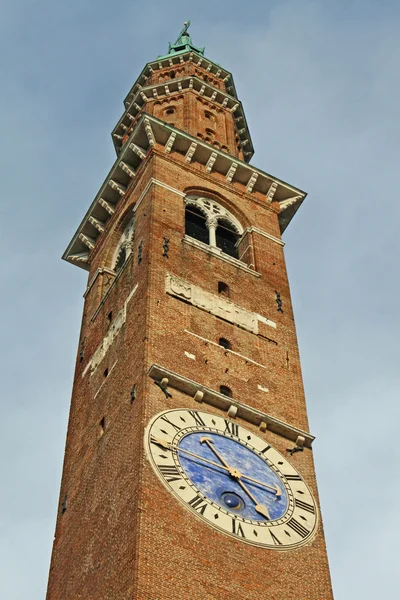 Башня базилики Палладиана дизайн Андреа Палладио с часами — стоковое фото