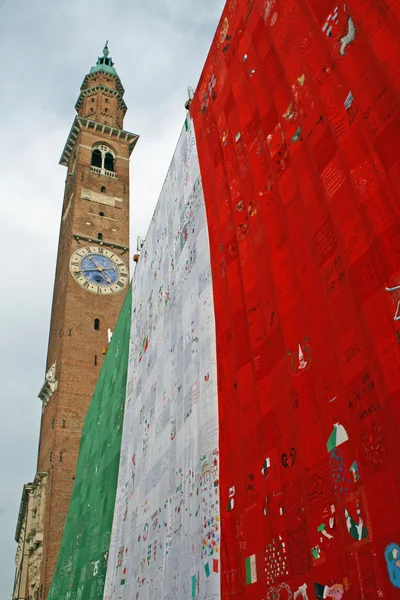 Torre de sino na Piazza dei Signori Vicenza com bandeira italiana no aniversário — Fotografia de Stock