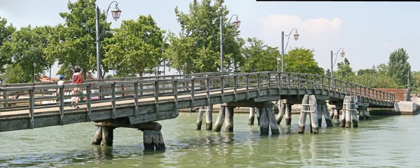 Міст, що з'єднує острів Mazzorbo з на Burano острів венеціанських l — стокове фото