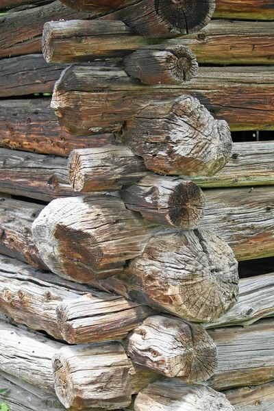 Particolare angolo di fienile in montagna fatto di tronchi — Foto Stock