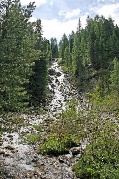 Cascadas en el valle de San Nicolás en los Dolomitas en Italia — Foto de Stock