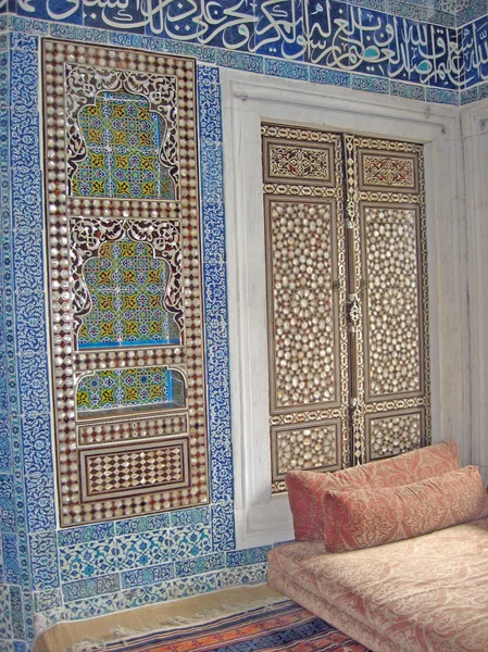 Paredes revestidas de turco da casa de mosaicos coloridos — Fotografia de Stock