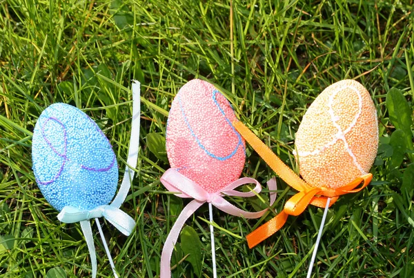 Tres coloridos huevos decorados para celebrar la Pascua —  Fotos de Stock