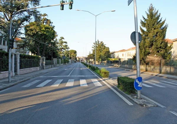 Strada vuota senza macchina durante il giorno ecologia in Italia — Foto Stock