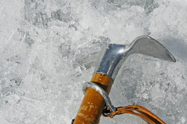Yüksek dağlarda buz duvarına sıkıca sabit balta hook — Stok fotoğraf