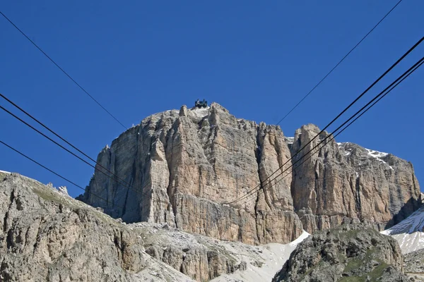 Mobil kabel yang naik ke atas Sass Pordoio di Val di Fassa Italia — Stok Foto