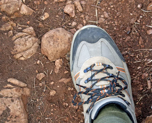 Schoen wandelen langs een parcours van rode aarde en stenen — Stockfoto