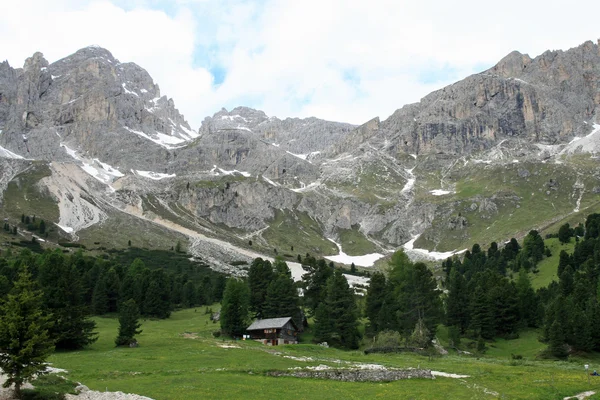 Widok na góry w Dolomitach val di Fassa we Włoszech — Zdjęcie stockowe