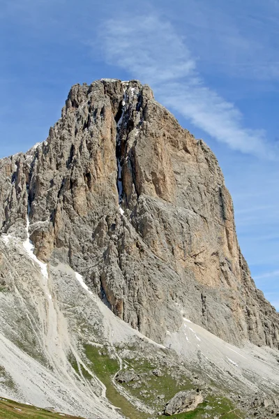 Dlouhé, majestátní hora Sasso s výhledem na val di fassa v trentino alto adi — Stock fotografie