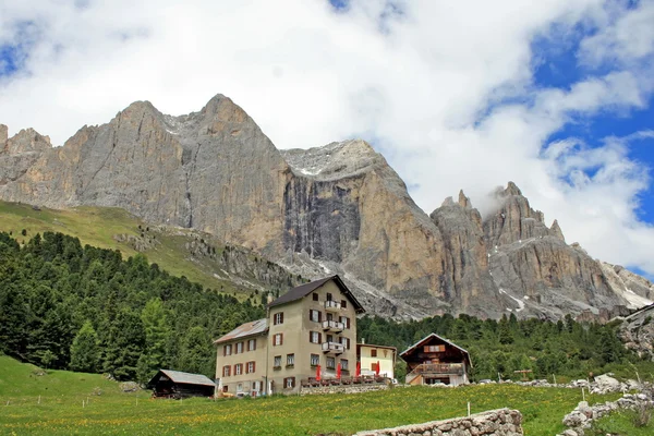 Cabana alpina no sopé da montanha em Val di Fassa — Fotografia de Stock