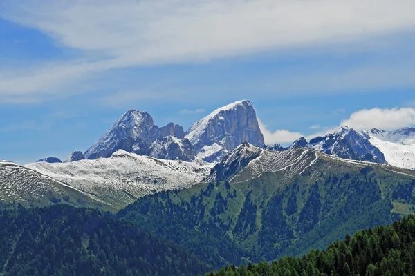 Kilátás nyílik a hegyekre, a Dolomitok, a val di fassa, Olaszország — Stock Fotó