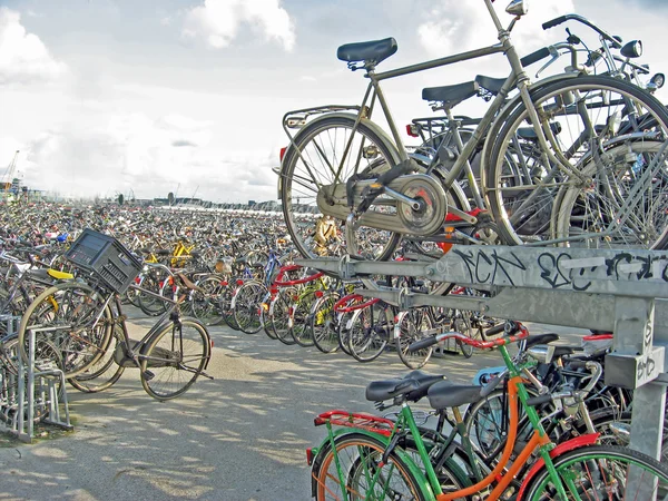Parkeerplaats van de fiets in een Nederlandse haven — Stockfoto