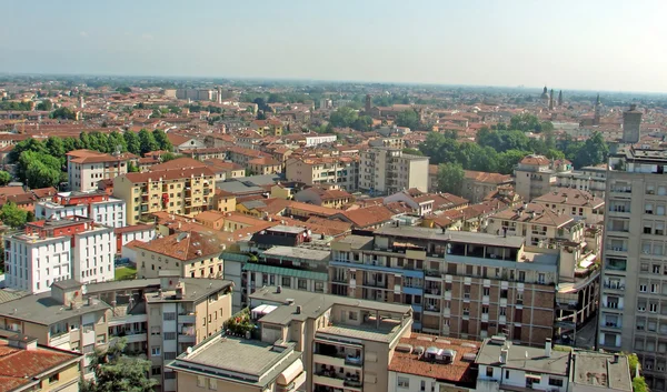 Vue aérienne d'une ville italienne avec des toits en tuiles brunes — Photo